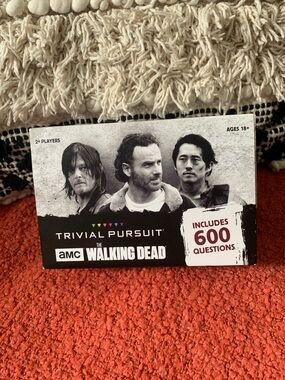 Trivial Pursuit The Walking Dead - Black & White Box displaying six characters